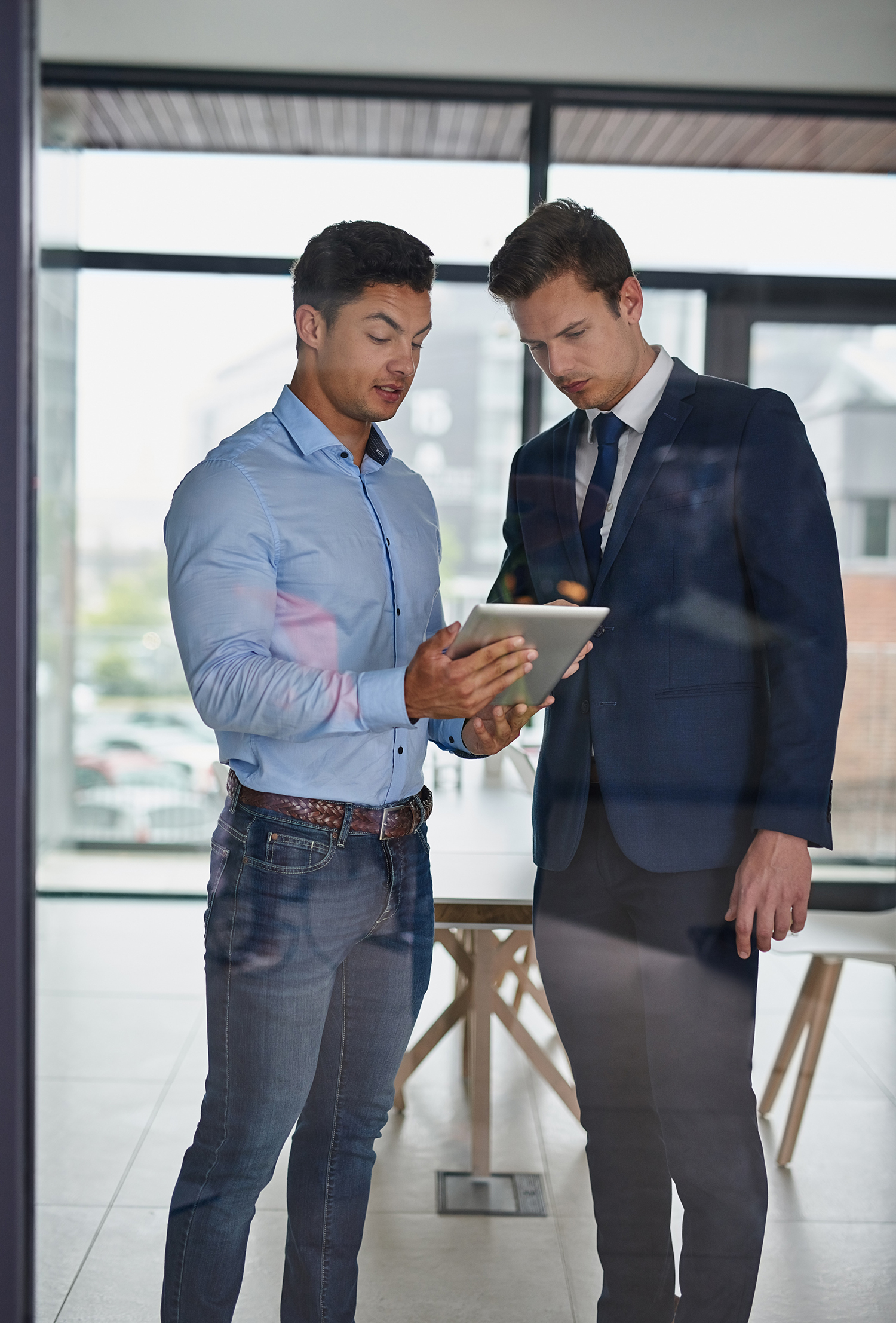 Employees tablet discuss plan app office teamwork collaboration meeting partnership talking online project proposal meeting manager mentorship research